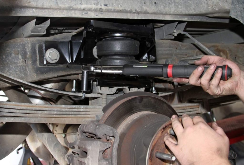 QUY TRÌNH SIẾT CỜ LÊ LỰC BULÔNG QUANG NHÍP SƠ MI RƠ MOÓC (U-BOLT) ĐẠT CHUẨN