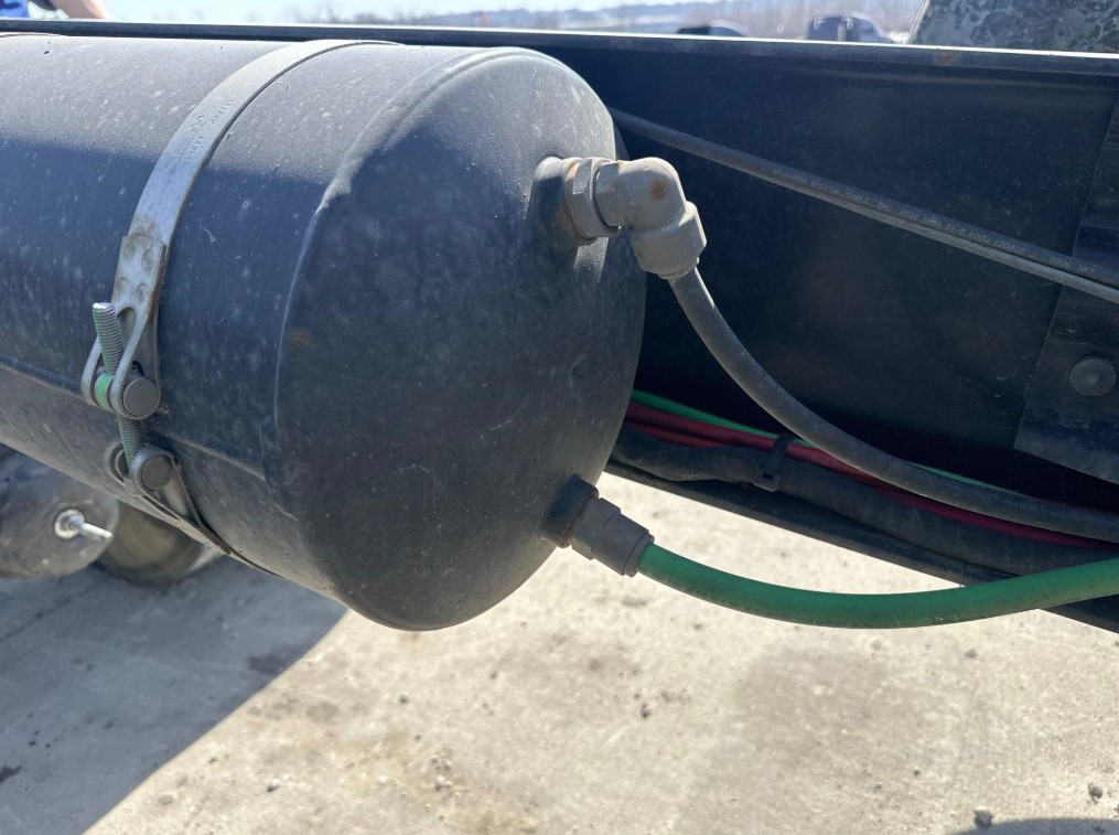 RÒ RỈ KHÍ NÉN PHANH MOÓC: TÁC HẠI ẨN SAU VIỆC QUÊN XẢ NƯỚC NGƯNG TỤ BÌNH KHÍ NÉN LÀM HỎNG VAN HƠI PHANH XE MOÓC