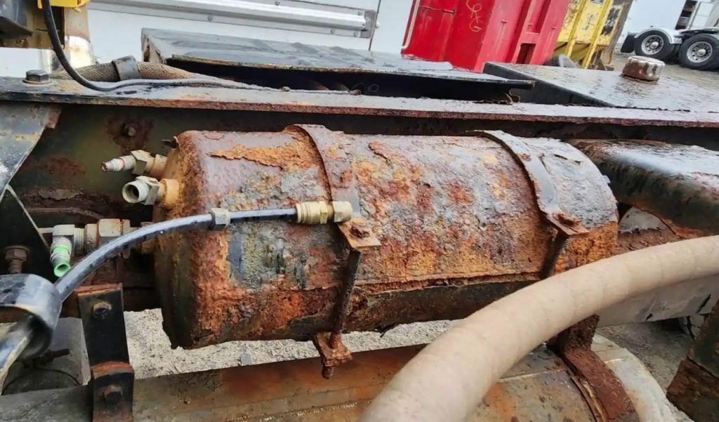 RÒ RỈ KHÍ NÉN PHANH MOÓC: TÁC HẠI ẨN SAU VIỆC QUÊN XẢ NƯỚC NGƯNG TỤ BÌNH KHÍ NÉN LÀM HỎNG VAN HƠI PHANH XE MOÓC