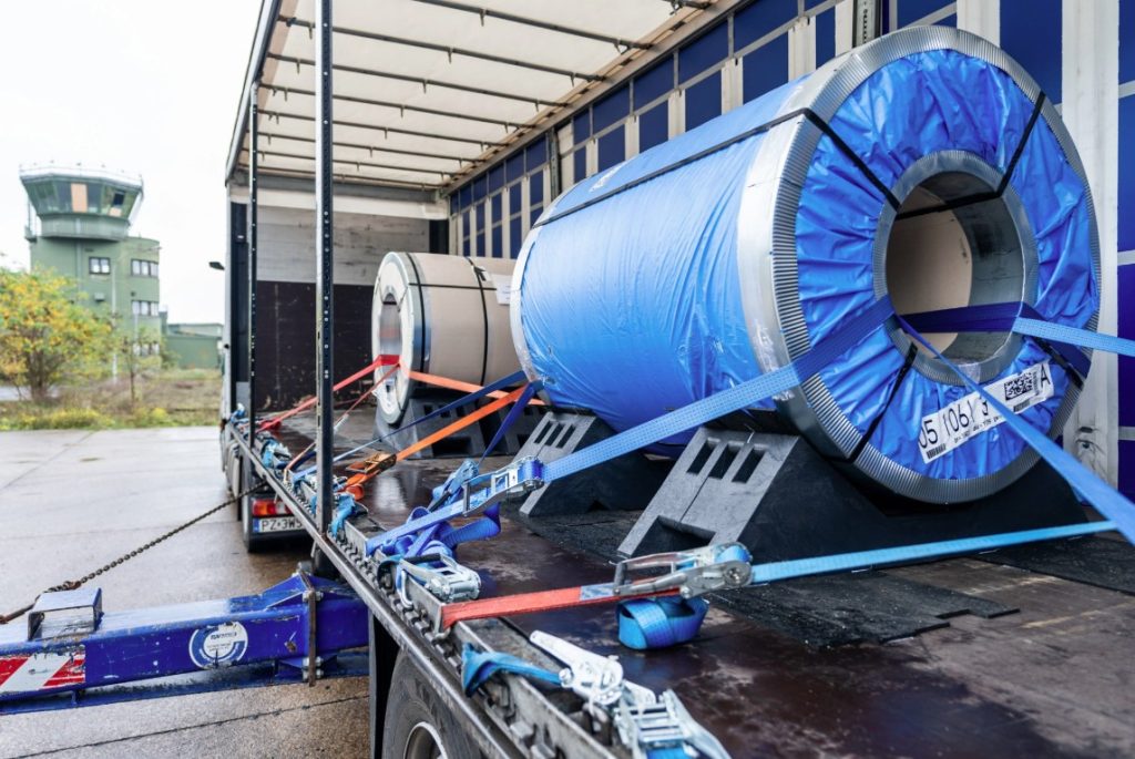 Tại sao moóc sàn chở thép cuộn cần hệ thống thanh dầm gia cường đặc biệt?