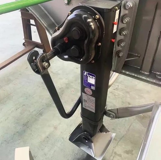 Vai Trò Quyết Định Của Hệ Thống Chân Chống Sơ Mi Rơ Moóc (Landing Gear) Trong Quá Trình Tháo Gỡ Đầu Kéo