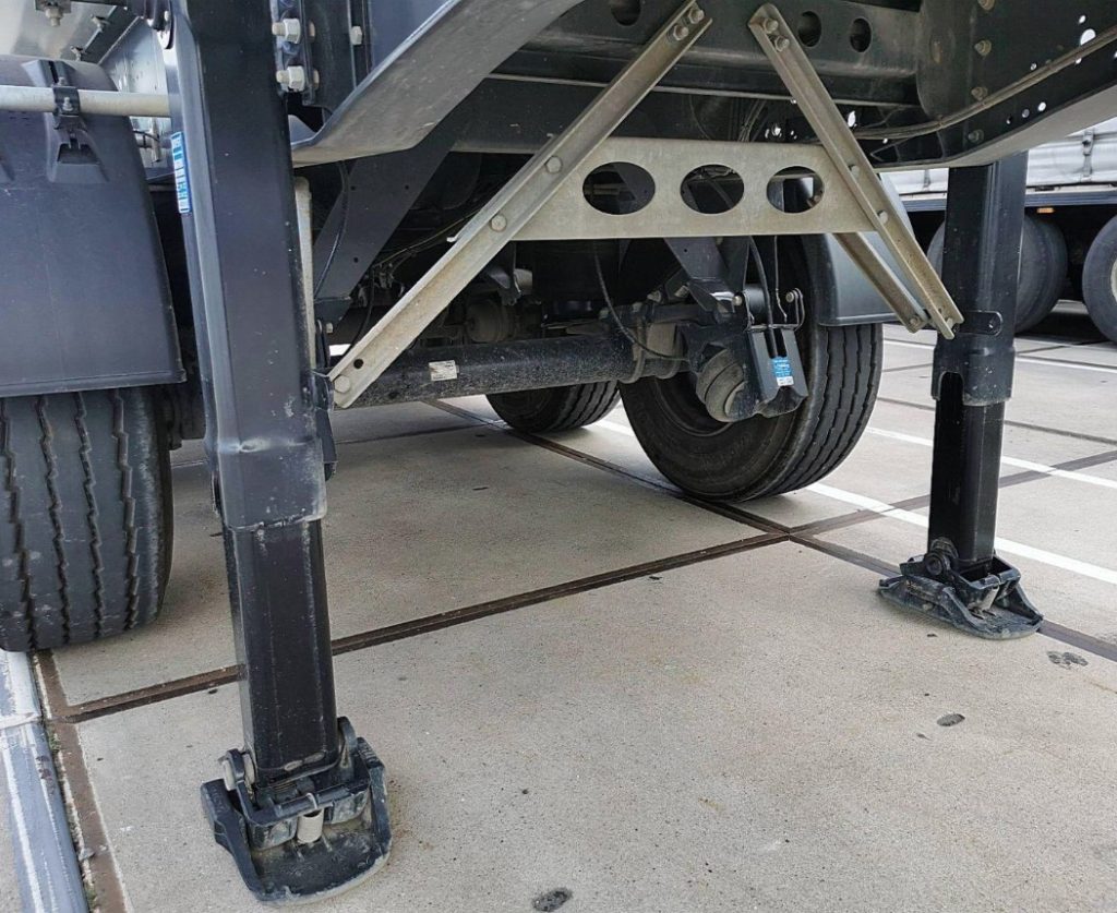 Vai Trò Quyết Định Của Hệ Thống Chân Chống Sơ Mi Rơ Moóc (Landing Gear) Trong Quá Trình Tháo Gỡ Đầu Kéo