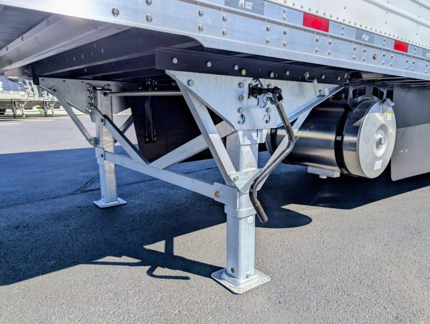 Vai Trò Quyết Định Của Hệ Thống Chân Chống Sơ Mi Rơ Moóc (Landing Gear) Trong Quá Trình Tháo Gỡ Đầu Kéo