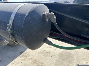 RÒ RỈ KHÍ NÉN PHANH MOÓC: TÁC HẠI ẨN SAU VIỆC QUÊN XẢ NƯỚC NGƯNG TỤ BÌNH KHÍ NÉN LÀM HỎNG VAN HƠI PHANH XE MOÓC