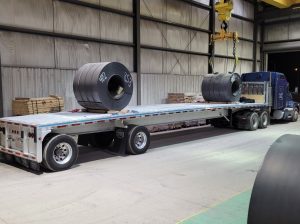 Tại sao moóc sàn chở thép cuộn cần hệ thống thanh dầm gia cường đặc biệt?