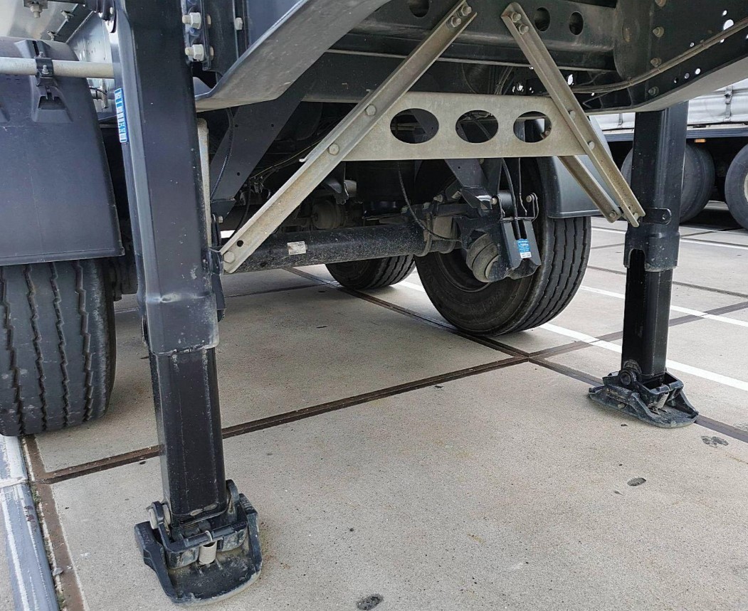 Vai Trò Quyết Định Của Hệ Thống Chân Chống Sơ Mi Rơ Moóc (Landing Gear) Trong Quá Trình Tháo Gỡ Đầu Kéo