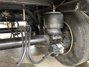 Thanh cân bằng treo moóc: Vai trò của thanh cân bằng (Panhard Rod) trong hệ thống treo moóc