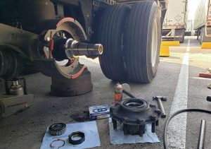 Kỹ thuật tháo lắp may-ơ xe moóc (Hub) moóc an toàn không làm xước trục